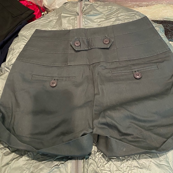 Grey shorts - Picture 4 of 4
